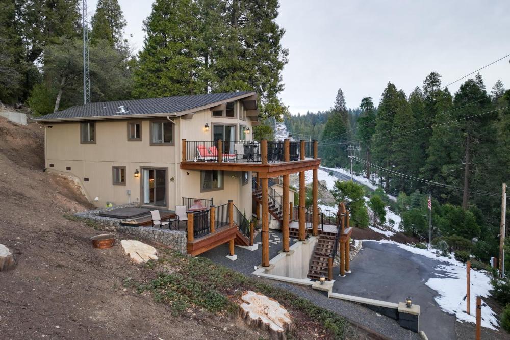 Hot Tub and Scenic Views Luxury Twain Harte Cabin!